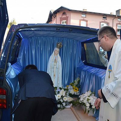 Obejrzyj zdjęcia z peregrynacji figury Matki Bożej Fatimskiej w Lęborku.