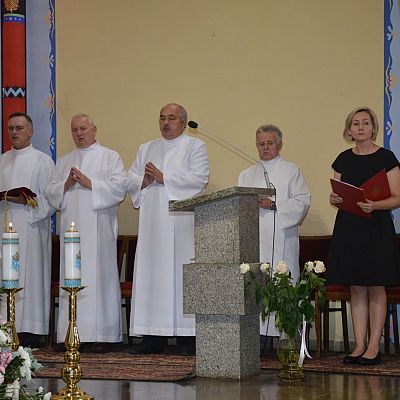 Liturgiczne wprowadzenie nowego proboszcza ks. Andrzeja Żura
